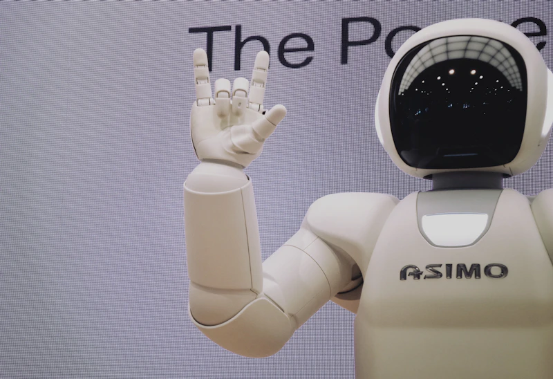 Robotska roka v modri in beli barvi med industrijskim sestavljanjem
