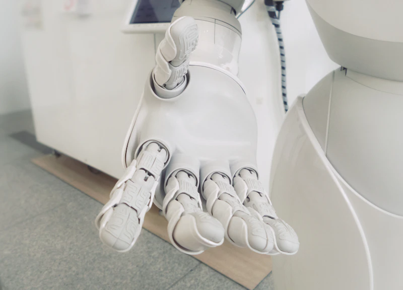 Bel in moder servisni robot, pripravljen za prevoz materiala
