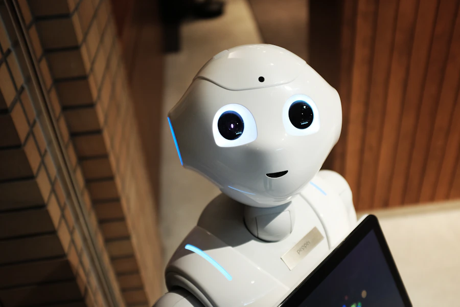 Beli avtonomni robot pred svetlo steno v raziskovalnem laboratoriju